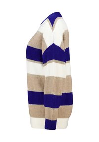 Gestreepte trui in beige, wit en blauw. Ribbelstructuur, ronde halslijn en lange mouwen. De zijkant laat de kleuraccenten en pasvorm zien.