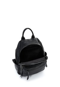 Zaino in pelle nera con una texture liscia, tasca frontale con zip e un interno spazioso. Presenta due manici superiori e spallacci regolabili.
