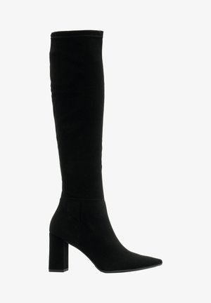 Czarne kozaki za kolano wykonane z miękkiego materiału, o szpiczastym nosku i masywnym słupkowym obcasie, z bezszwowym designem i minimalnym przeszyciem.