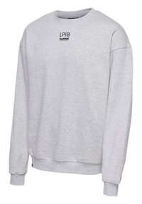 Sweatshirt gris clair en tissu doux, avec des manches longues, un col rond et un logo noir imprimé sur la poitrine.