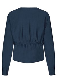 Camicia a maniche lunghe blu navy con vita arricciata e polsini abbottonati. Presenta un collo a barchetta e un tessuto liscio, leggermente texturizzato.
