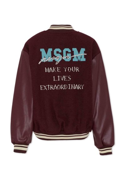Giacca varsity bordeaux con maniche di pelle, polsini e colletto a coste. Presenta "MSGM" e "RENDI LE TUE VITE STRAORDINARIE" in borchie.