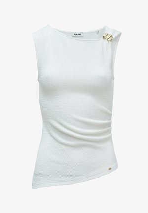 Top blanco sin mangas con tejido texturizado, dobladillo asimétrico y un acento dorado en el hombro. La etiqueta dice "Salsa Jeans."