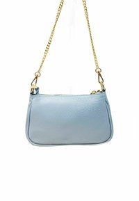 Sac à main en cuir bleu clair avec une finition texturée. Dispose d'une bandoulière en chaîne dorée et d'une fermeture éclair sur le dessus.