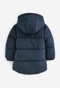 Marineblaue Steppjacke mit Kapuze, die gesteppte Abschnitte, gerippte Bündchen und eine glatte Textur aufweist. Die Rückansicht zeigt ein Design mit vollständiger Abdeckung.