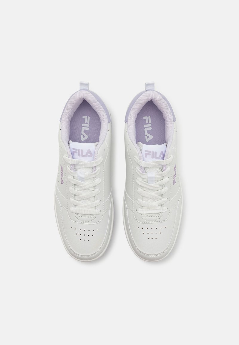 Białe sneakersy z lawendowymi akcentami, wykonane z syntetycznej skóry, z zapinaniem na sznurówki, z perforowanym noskiem i markowymi wkładkami.