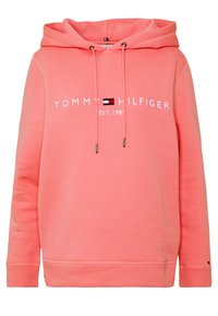 Hoodie corail en matière molletonnée douce, avec une capuche à cordon, un logo sur le devant et des poignets côtelés. Design épuré avec des accents minimalistes.
