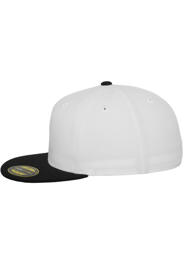 Hvid baseballkasket med en sort skygge, der har en glat tekstur, stitch-detaljer og ventilationshuller i toppen.