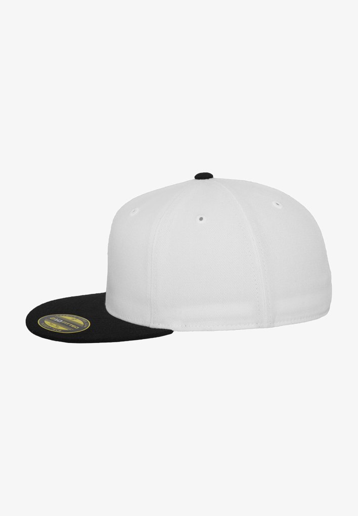 Cappellino da baseball bianco con visiera nera, caratterizzato da una texture liscia, dettagli cuciti e fori di ventilazione sulla parte superiore.
