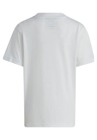 Camiseta blanca de manga corta hecha de un tejido suave y ligero. Presenta un escote redondo y un ajuste cómodo con un detalle mínimo.