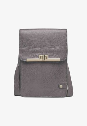 Szürke bőr keresztpántos táska, texturált felülettel, arany színű záróelemmel és lapos pánttal az egyszerű hordozhatóság érdekében.