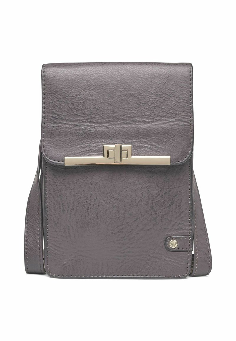 Sivá kožená crossbody taška s textúrovaným povrchom, vybavená zlatou sponou a plochým popruhom pre jednoduché nosenie.