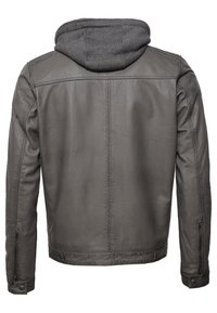 Szara skórzana kurtka z szarym materiałowym kapturem, o gładkiej fakturze, z przeszyciami i zapięciami na napy na mankietach i dolnym brzegu.