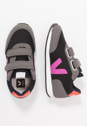 Schwarz-graue Kleinkind-Sneaker mit pinkem "V"-Logo, doppelten grauen Klettverschlüssen und orangefarbenen Fersenakzenten, aus der Vogelperspektive und von der Seite gezeigt.