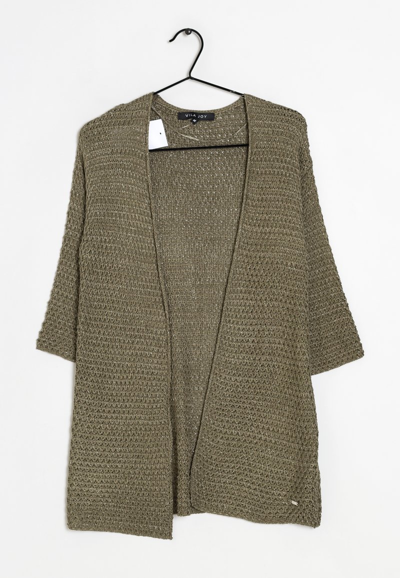 Cardigan vert en maille à ouverture devant avec manches trois quarts suspendu sur un cintre noir sur fond blanc.