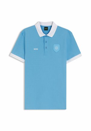 Polo azzurra chiara a maniche corte con colletto e polsini bianchi, con scritta "BOSS" sul petto sinistro e logo a scudo in rilievo sul petto destro.