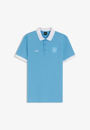 Hellblaues Polohemd mit kurzen Ärmeln, weißem Kragen und Manschetten, mit dem Schriftzug „BOSS“ auf der linken Brust und einem geprägten Schild-Logo auf der rechten Brust.