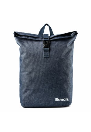 Dunkelblauer Stoff-Rucksack mit Roll-Top, schwarzem Schnallenverschluss und weißem „Bench.“-Logo in der unteren rechten Ecke.