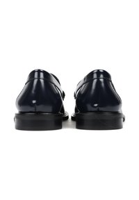 Granatowe, wypolerowane skórzane buty z okrągłym noskiem i eleganckim wzornictwem, z niską czarną podeszwą i subtelnymi detalami szycia.