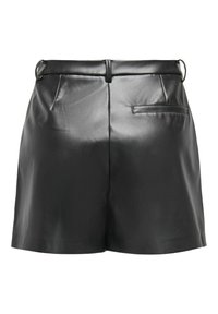 Short en cuir noir taille haute avec passants de ceinture et une seule poche passepoilée au dos, vu de dos sur fond blanc.