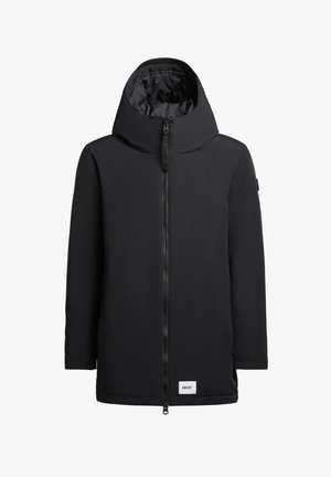 Schwarze wasserdichte Jacke mit hohem Kragen, Reißverschluss vorne, langen Ärmeln und einem Logoschild am Saum. Glatte Textur mit minimalistischem Design.
