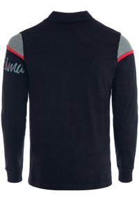 Schwarzes Polo-Shirt mit langen Ärmeln und grauen sowie roten Akzenten an den Schultern. Hat einen gerippten Kragen und Bündchen sowie dekorativen Text am Ärmel.