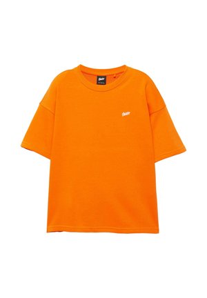 Fel oranje T-shirt met korte mouwen, ronde hals en een klein wit logo op de linkerborst, afgebeeld tegen een witte achtergrond.