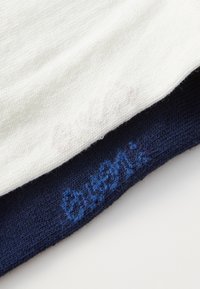 Pamut kötött anyagminták, az egyik fehér halvány jelölésekkel, a másik sötét navy kék kék varrással. Érzékelhető textúrák.