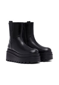 Czarne skórzane botki na platformie sięgające kostki o eleganckim wzornictwie, z okrągłym noskiem, zamkiem błyskawicznym i masywną, teksturowaną gumową podeszwą.