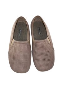 Zapatillas de malla de color rosa claro, tipo slip-on, con un perfil bajo, acentos elásticos en los lados y suelas texturizadas, adecuadas para un uso casual.
