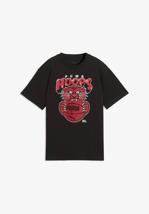 Czarny t-shirt Puma z czerwonym nadrukiem dzikiego tygrysa trzymającego koszykówkę oraz wyraźnym napisem "HOOPS" nad obrazkiem.