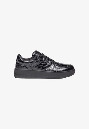 Zapatillas sintéticas negras con un brillo de patrón de cocodrilo, diseño de cordones y una gruesa suela de goma negra. Textura suave y forma redondeada.