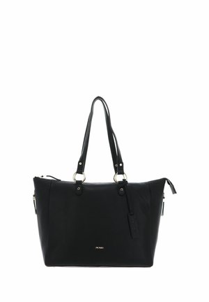 Zwarte leren tote bag met twee handvatten aan de bovenkant, accenten van zilverkleurig beslag, ritssluiting en zijvak met rits. Gladde textuur met minimale details.