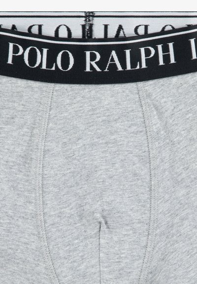 Szürke pamut boxer alsónadrág fekete elasztikus derékpánttal, amelyen fehér "POLO RALPH LAUREN" felirat található. Simának érződő textúra, testhezálló fazon, elülső varrási részletek.