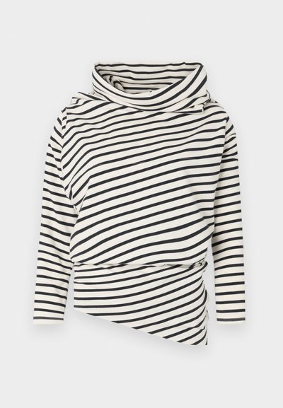 Top asimmetrico a maniche lunghe color crema con strisce nere, caratterizzato da un colletto alto e un design drappeggiato sul davanti con finitura testurizzata.