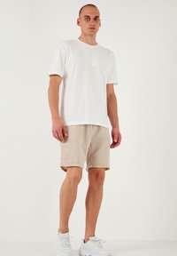 Buratti REGULAR FIT - Rövidnadrágok - beige