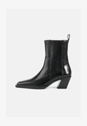 Sort læder ankelstøvle med spids tå, ribbede sidepaneler og blokhæl med metallic akcent. Glat overflade og elegant design.