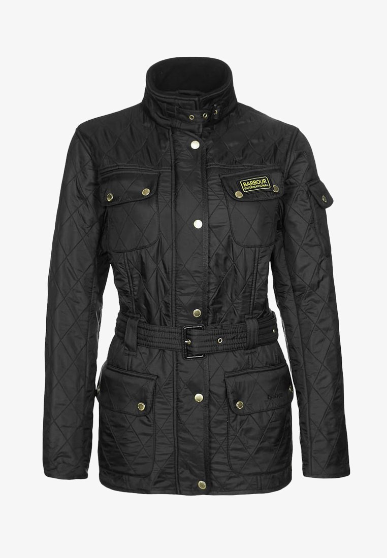 Casaco acolchoado preto com colarinho alto, cintura cingida, dois bolsos no peito e detalhes em detalhes dourados. Apresenta um padrão de losangos por toda a parte.