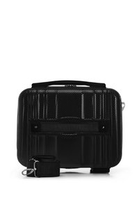 Zwarte harde tas met een gaasstructuur, handvat aan de bovenkant en een afneembare gestreepte schouderriem. Voorzien van een voorvak met rits en metalen accenten.