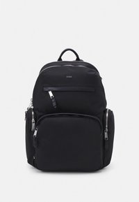 Črn nahrbtnik z več žepki z zadrgo, z gladkim tkaninskim zunanjim delom, zgornjim ročajem in kovinskimi okraski.
