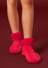 Pantofole rosse pelose con un design a maglia testurizzata e un polsino in pelliccia sintetica soffice. Il materiale è morbido, offrendo calore e comfort.