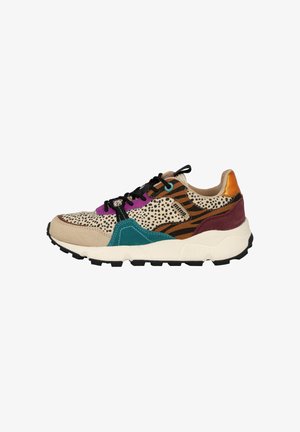 Zapatilla multicolor que presenta una mezcla de materiales, incluyendo gamuza y malla. El diseño incluye estampado de leopardo, acentos en teal, burdeos y naranja.