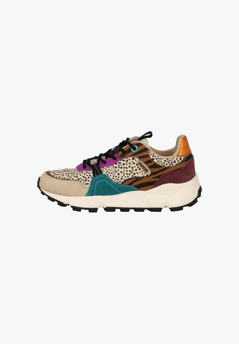Zapatilla multicolor que presenta una mezcla de materiales, incluyendo gamuza y malla. El diseño incluye estampado de leopardo, acentos en teal, burdeos y naranja.