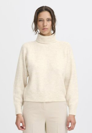 Hellbeige Rollkragenpullover mit einer weichen, strukturierten Oberfläche, lässiger Passform und Rippdetails an den Bündchen und dem Saum, kombiniert mit hellen Hosen.