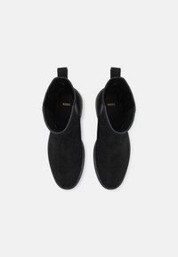 Sorte semskede ankelstøvler med elastiske sidepaneler og hæktabs, med en glat, rund tå og en let hæl.
