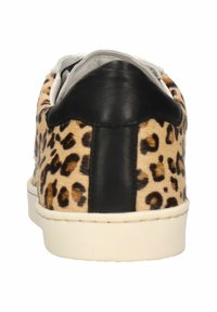 Sneaker con stampa leopardata, dotato di un tallone in pelle nera, superficie in pelliccia testurizzata, suola bianca e accenti grigi sulla linguetta e sul colletto.