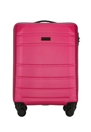 Valigia rigida rosa da cabina con quattro ruote nere girevoli e maniglia superiore nera, con un piccolo logo rettangolare del marchio.