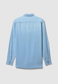 Camicia di denim azzurro chiaro, maniche lunghe, polsini con bottone, colletto, cucitura sulla spalla posteriore, texture leggermente sbiadita. Finitura liscia, design casual.