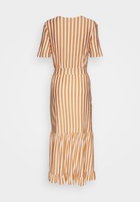 Pasuowana sukienka z krótkimi rękawami, z naprzemiennymi pomarańczowymi i kremowymi paskami, dopasowaną talią i falbaną na dole.