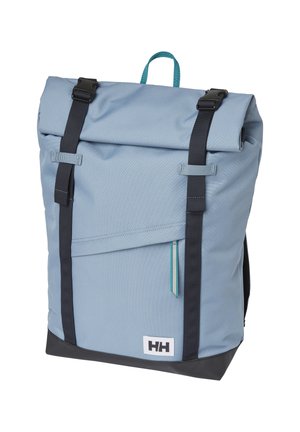 Mochila enrollable azul claro con correas negras, bolsillo frontal, pestaña de cremallera turquesa y base negra, con un parche blanco con el logo HH.